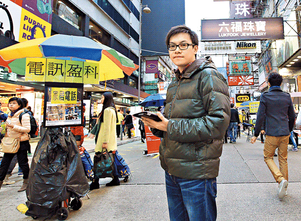 這天，馮錦強回到西洋菜街的寬頻旗海之間，這兒是他賺第一桶金的地方。