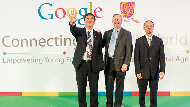 Google主席兼行政總裁Eric Schmidt （中）去年11月來港和中文大學校長沈祖堯教授（左）一起公布「EYE年輕創業家計劃」。