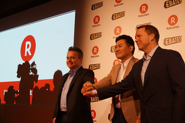 Ebates 的 CEO Kevin Johnson（右）與 Slice Technologies CEO Scott Brady（左）及樂天的總裁 Hiroshi Mikitani（中）.