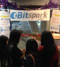 Bitspark 行政總裁 George Harrap為菲傭轉換比特幣(Bitspark網站圖片)