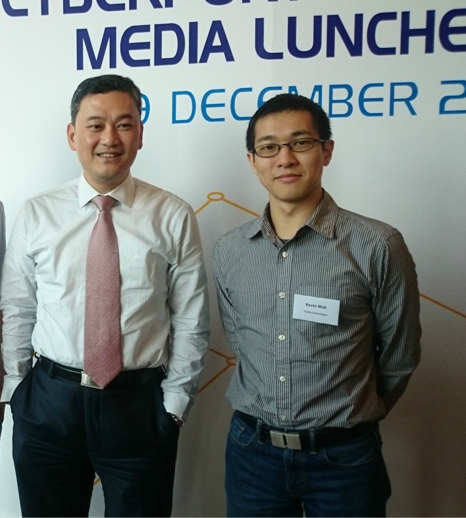 左為數碼港行政總裁林向陽，右為Ironfly聯合創辦人Kevin Mak