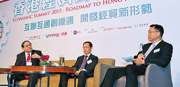阿里巴巴集團張勇（中）指出，香港作為老牌服務業中心，電子商務正帶來新機遇；左為馮國經，右為雷鼎鳴。（何澤攝）
