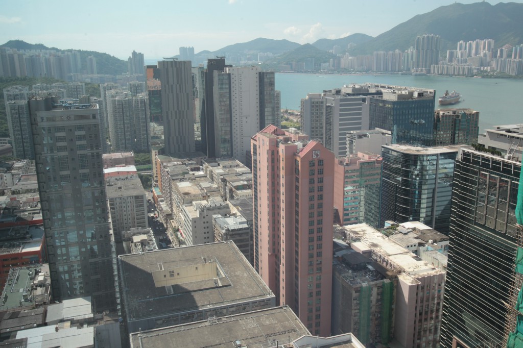 特首在《施政報告》提出以九龍東為試點，發展「聰明城市」（Smart City）。（圖為觀塘一帶商廈，何澤攝）