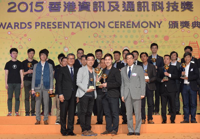 署理財政司司長陳茂波（前排左一）在4月10日頒發「全年大獎」予得獎者Nbition Development。（政府新聞處圖片）
