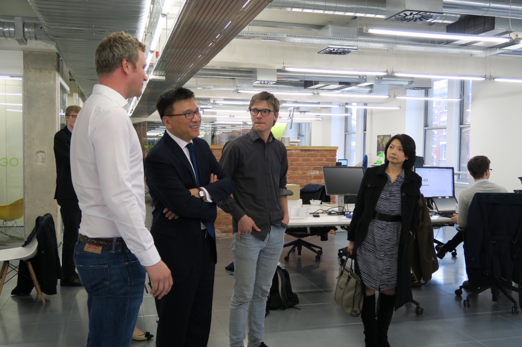 TransferWise 的負責人向陳家強介紹他們的公司。