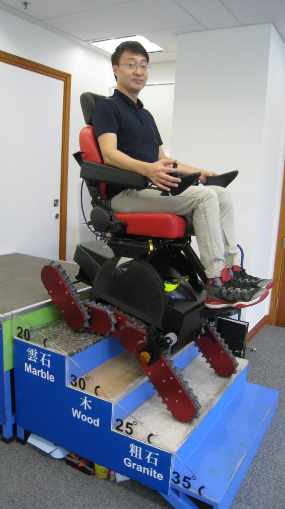 李少麟發明的電動輪椅可在物料及斜度的樓梯上落自如