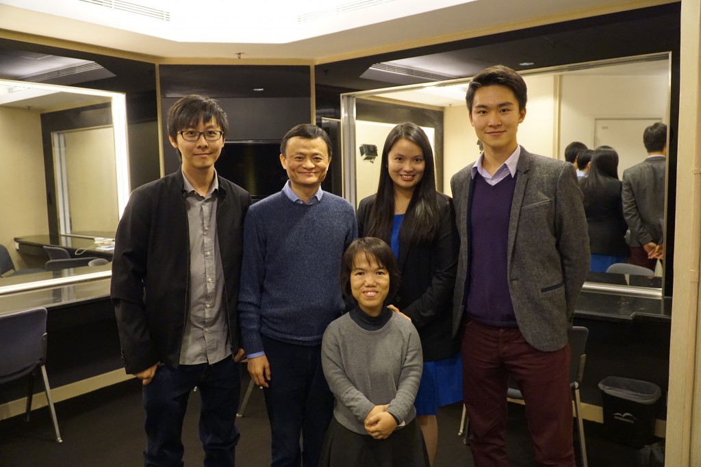 譚慧怡與一眾年青創業家在年初與馬雲交談