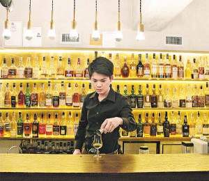 Tony Leung與朋友合資經營的酒吧最近正式開業，期望能凝聚更多有共同興趣的同道中人。