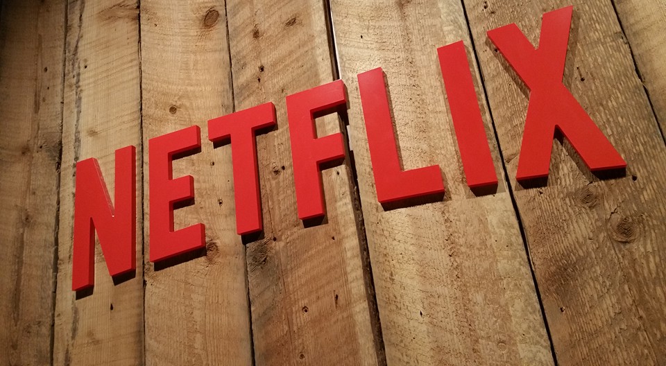 Netflix謀求擁有更多內容，減少對荷里活電影公司的依賴，因此積極羅致金牌監製。