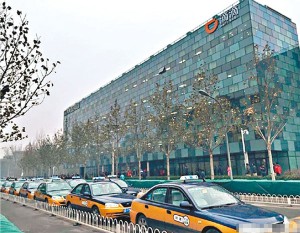 約五十名的士司機昨天圍堵滴滴的北京總部。（網上圖片）