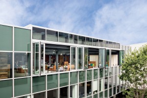 Airbnb總部位於三藩市SoMa區內一座有96年歷史的建築物內，由美國建築團隊Gensler設計。辦公空間詮釋公司自由自主的個性，鼓勵員工創作，享受工作的時間。