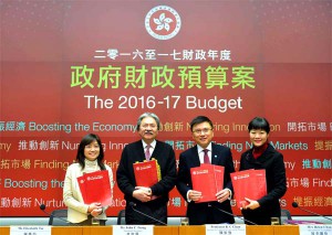 2月24日，香港特區政府財政司司長曾俊華（左二）率領其他官員出席記者會，為新公布的財政預算案回應記者的提問。香港中通社圖片