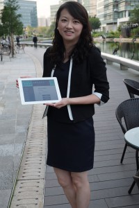 王嘉屏拿着iPad，講解Evention系統可讓參加者在邀請電郵中報名及付款，並會儲存參加者的名單。