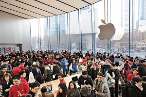 蘋果公司在內地開設的每一家分店，都吸引逾千民眾排隊搶購。但《紐約時報》報道稱，中國不再對蘋果「網開一面」。（資料圖片）