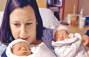 《送給寶寶的祝福》影片中的美國母親抱着雙胞胎，道出對孩子的承諾。 