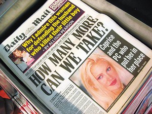 《每日郵報》常被轟歧視。早於10年前，該報頭版已質疑移民湧入對本土的影響。 （互聯網圖片）