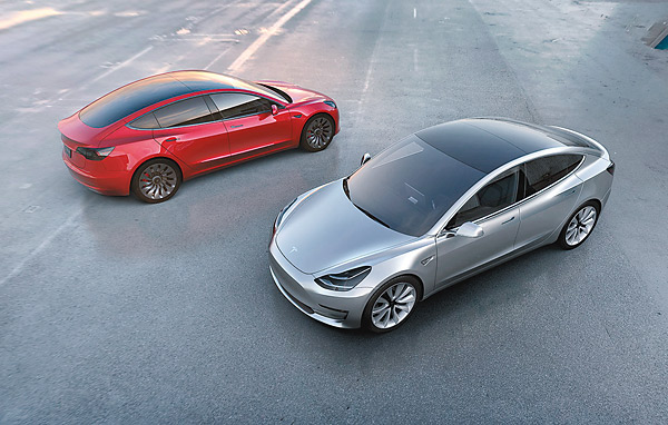 Tesla Model 3外形最大特色是車頂幾乎全由玻璃覆蓋，感覺開揚寬敞。（官網圖片）