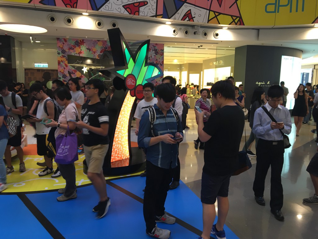 商場於Pokémon GO登陸香港後推出活動吸引人流（葉兆安 攝）