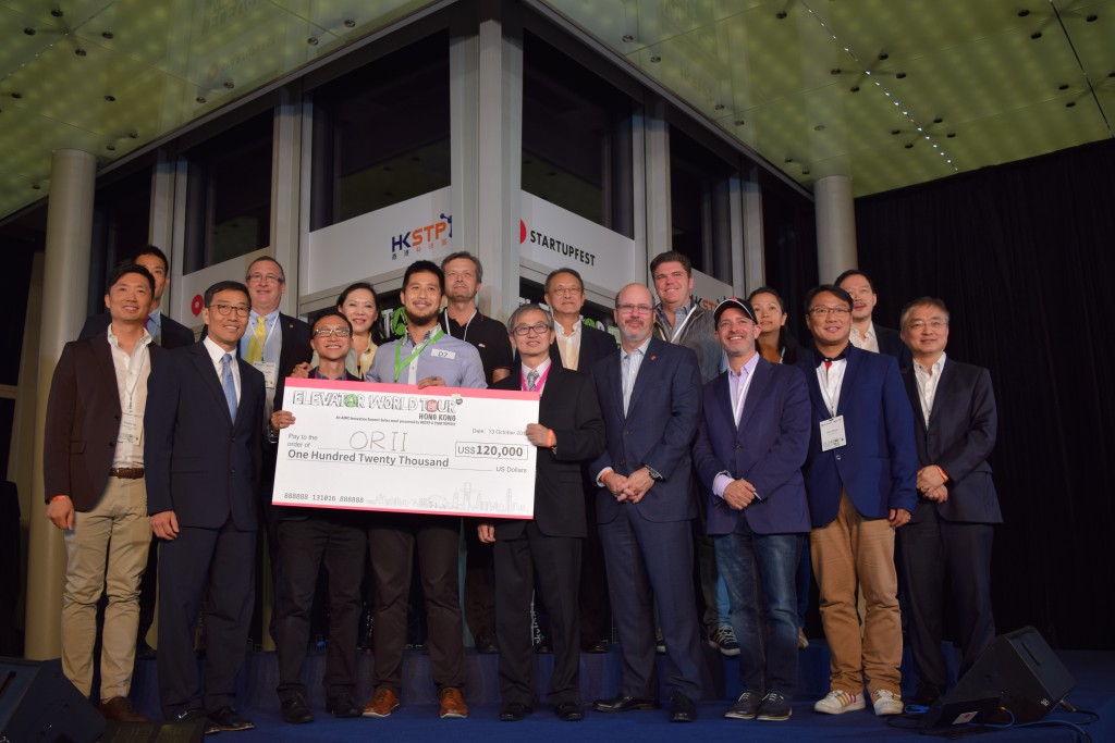 Origami Labs共同創辦人黃家恆（前排左四）憑Orii奪得環球電梯募投亞洲站冠軍，贏得12萬美元投資基金。 