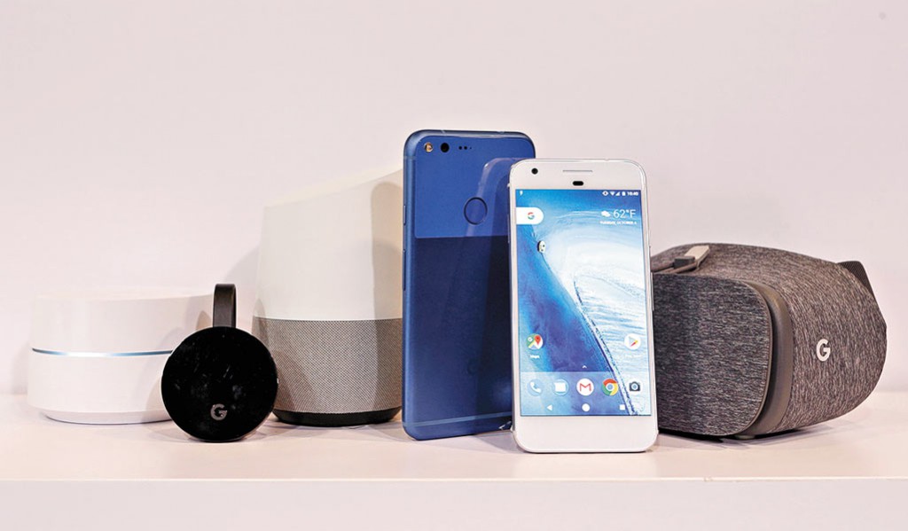 Google一口氣發布多款產品，包括（左起）Wi-Fi路由器、串流播放器Chromecast Ultra、家居助理Home、手機Pixel XL及Pixel、VR 裝置Daydream View。（路透圖片）