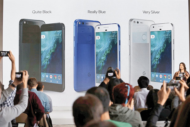 新手機備有兩種大小及三款顏色。（路透圖片）