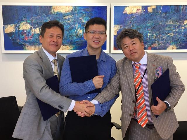 錢方創辦人李英豪（中）在日本東京與昭文社行政總裁黒田茂夫（左）、Whiz Partners 營運總監松村淳（右）簽署合作協議。