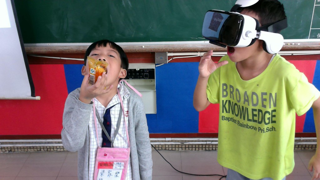 學生模擬在太空進食和飲水（圖片：http://dreamstarter.hk/）