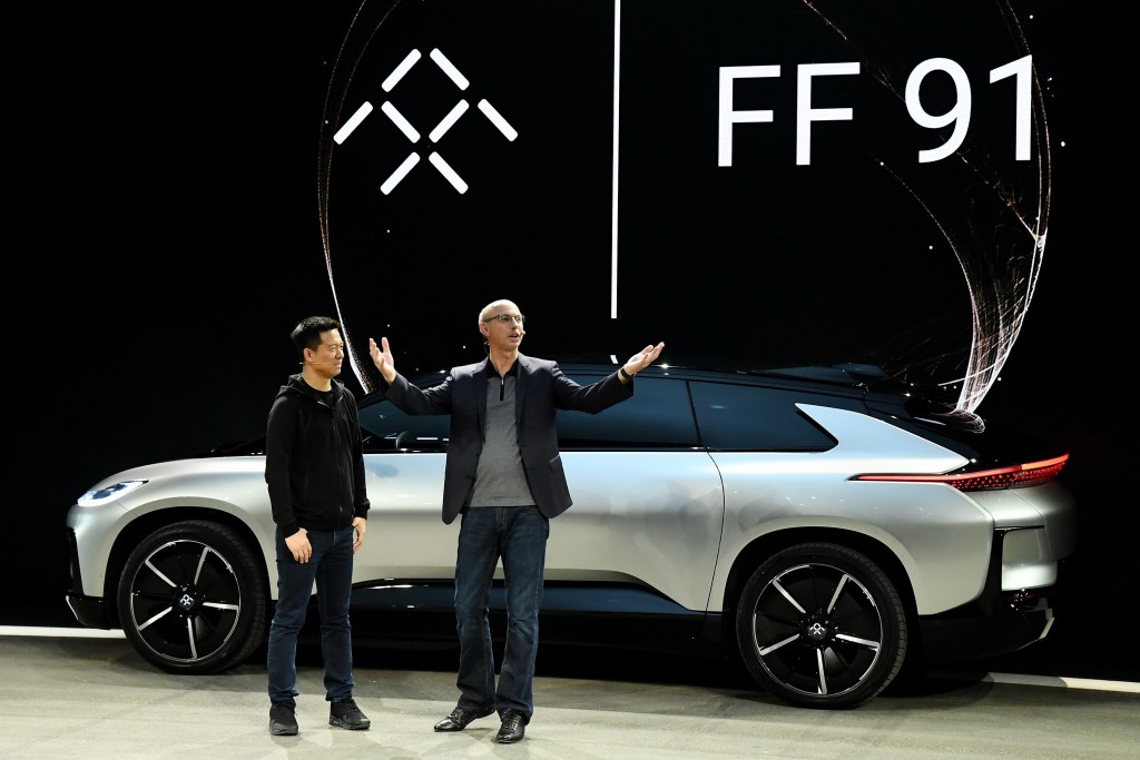 外國媒體指出，賈躍亭（左一）旗下Faraday Future（FF）的電動車，只有60個實際付款的優先預訂。（圖片來源：法新社）