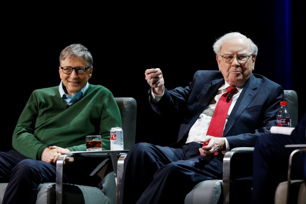 微軟創辦人蓋茨（圖左）蟬聯全球首富，身旁的「股神」畢非德位列第2。