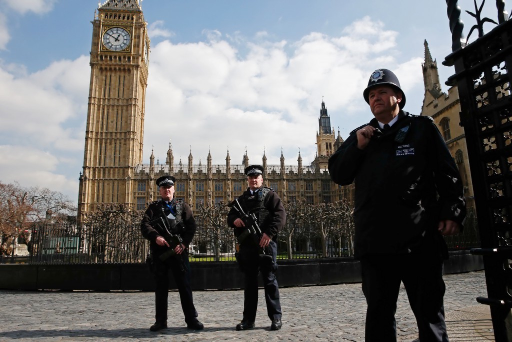 英國警方提高保安力度，以應付各種危機。（法新社圖片）