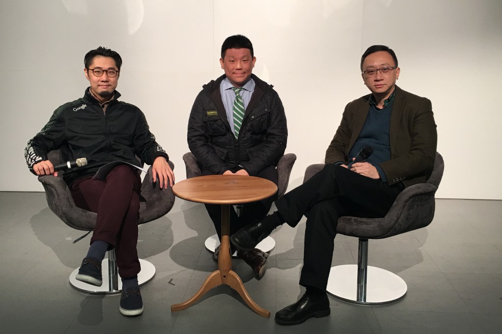 尹思哲（左起）、白仲祺和方保僑討論機械人對人類未來的影響。