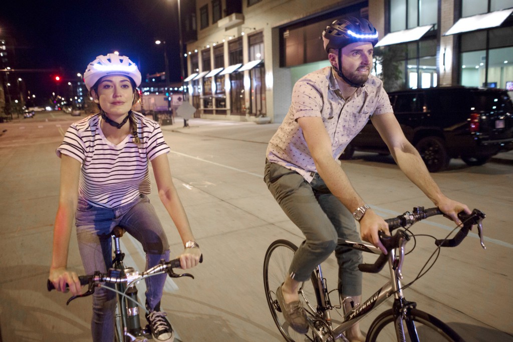 頭盔設有感應燈，用家在晚上騎車時，能改善行車安全。（Lumos資料圖片）