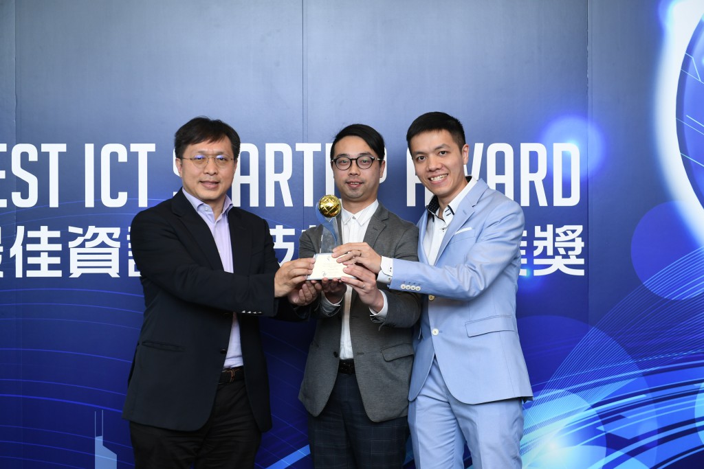 香港天使投資脈絡主席譚偉豪博士向Everyware Ltd.頒發「最佳資訊科技初創企業（軟件及應用服務）金獎」。