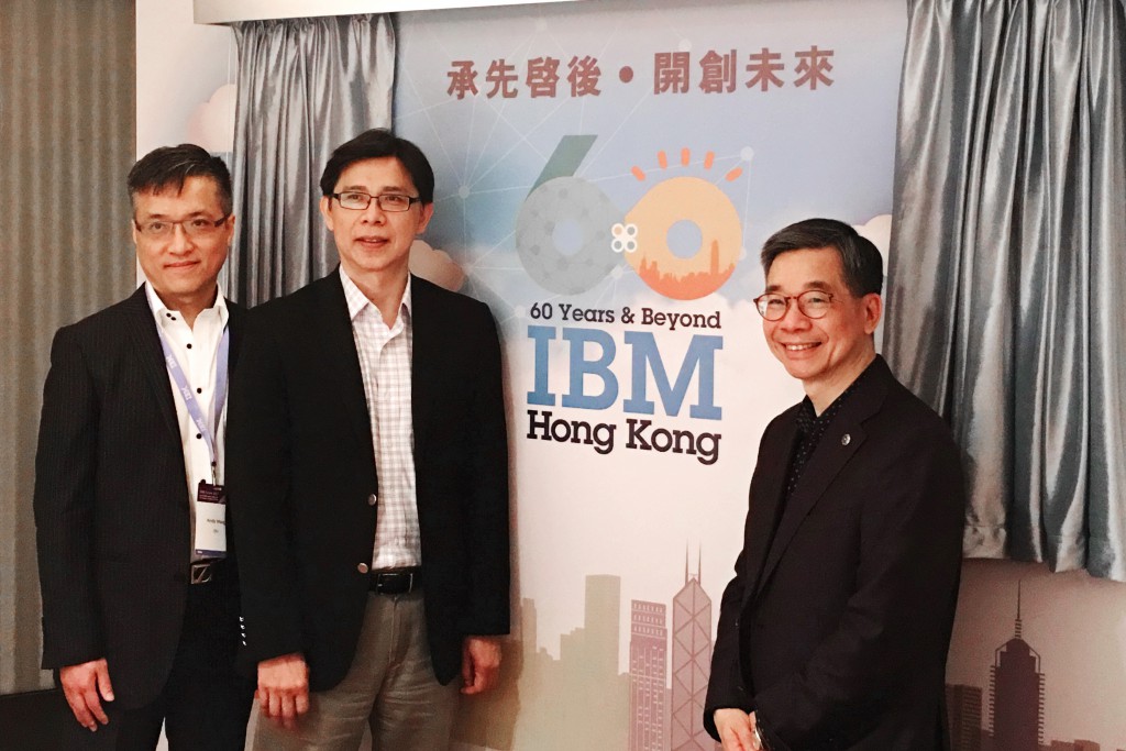 IBM香港總經理戴澤棠（右一）及管理層主持60周年標誌揭幕儀式。
