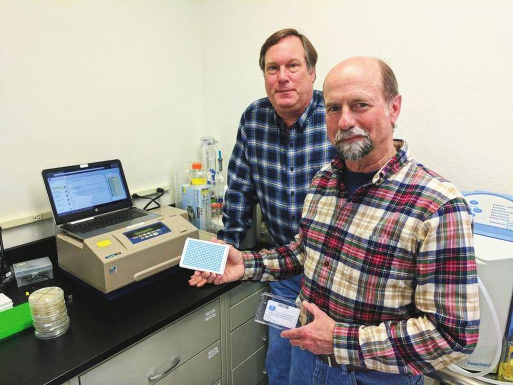 Aromyx創辦人暨行政總裁Chris Hanson（左）及其首席科學家Bill Harries（右）研發出「味王」晶片。（網上圖片）