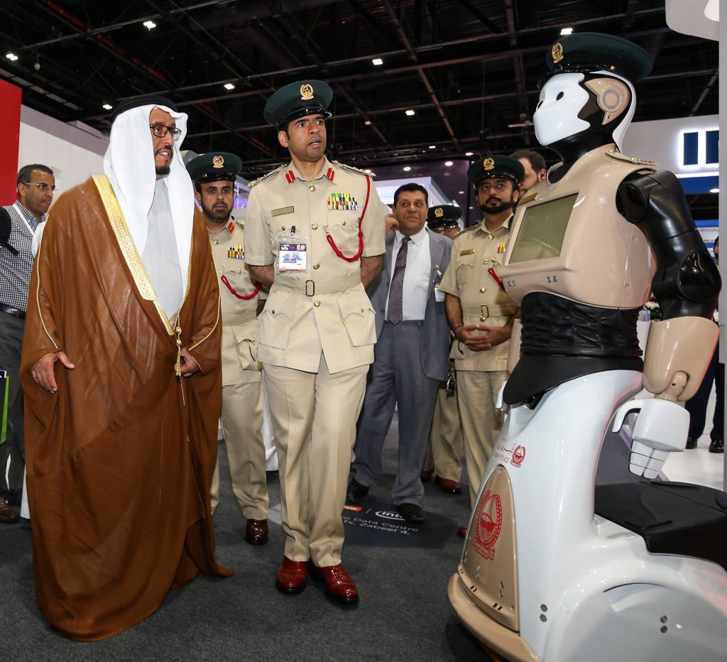 杜拜警方期望在2030年前，機械人可取代當地25%警力。（GISEC fb圖片）