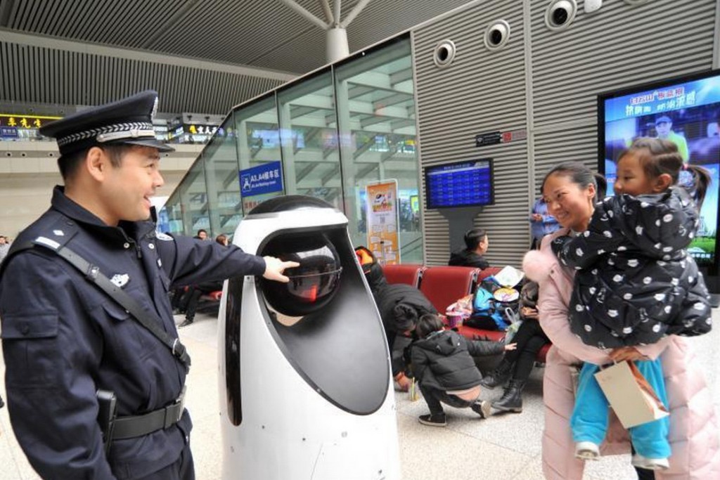 河南鄭州也部署警察機械人，在高鐵站內流動執勤。（中新社資料圖片）