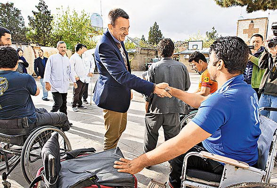 ICRC總裁Peter Maurer探訪接受義肢與復康治療的傷者。