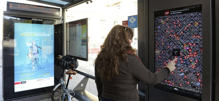 barcelona-digital-bus-stop
