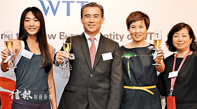 滙港行政總裁馬惟善（左二）與公司新代言人兼香港跳高女子紀錄保持者楊文蔚（左一）出席公司改名活動。（黃勁璋攝）