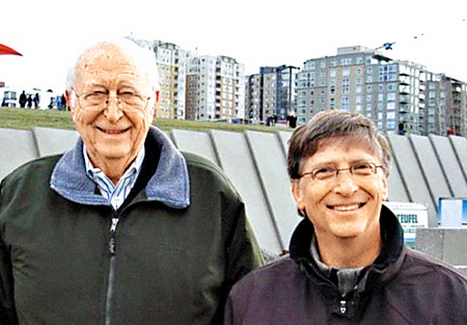 （右起）微軟創辦人比爾蓋茨（Bill Gates）及父親威廉蓋茨（William Henry Gates II）。