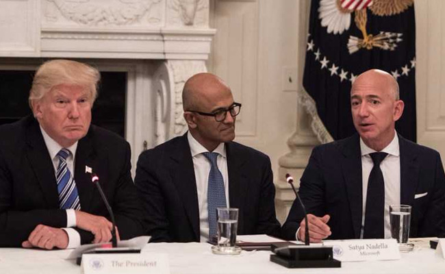 特朗普（左）與亞馬遜行政總裁貝索斯（右）日前出席美國科技委員會圓桌會議。（法新社資料圖片）