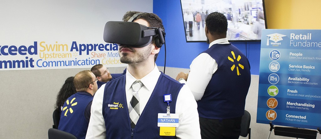 沃爾瑪員工戴上VR頭盔，電視機同步顯示畫面，方便導師檢討成效。（WalMart圖片）