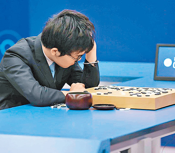 近期圍棋人機大戰，AlphaGo接連擊敗一眾高手，包括中國的柯潔。