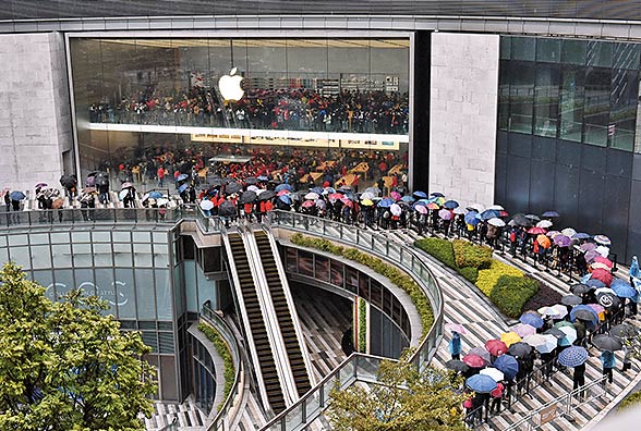 蘋果公司近日更新開發商相關文件，使蘋果可以從中國用戶每次「打賞」中抽取三成的收入作為分成。圖為廣州首家蘋果專賣店。（資料圖片）