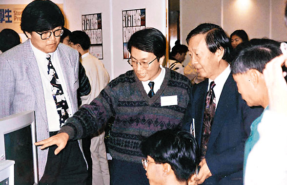 上世紀九十年代，光纖之父高錕（右二）在中大創辦工程學院，黃錦輝（左一）被招攬成為其中一員，於是他便回流香港教學。（受訪者圖片）
