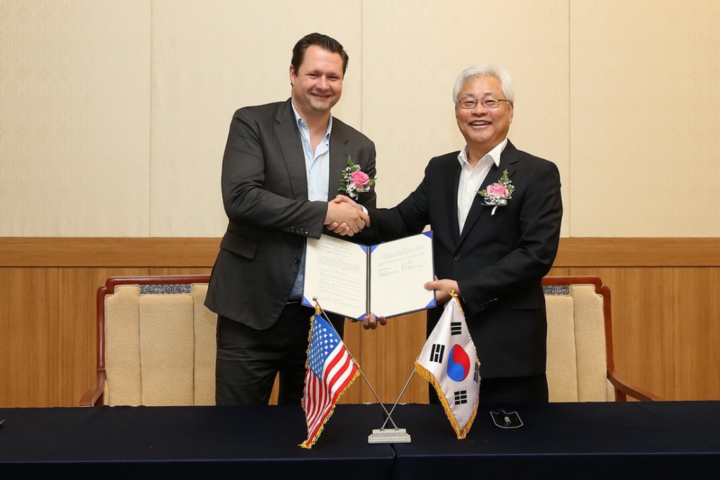 HTT行政總裁Dirk Ahlborn（左一）跟南韓KICT代表簽署合作協議。（HTT官方圖片）
