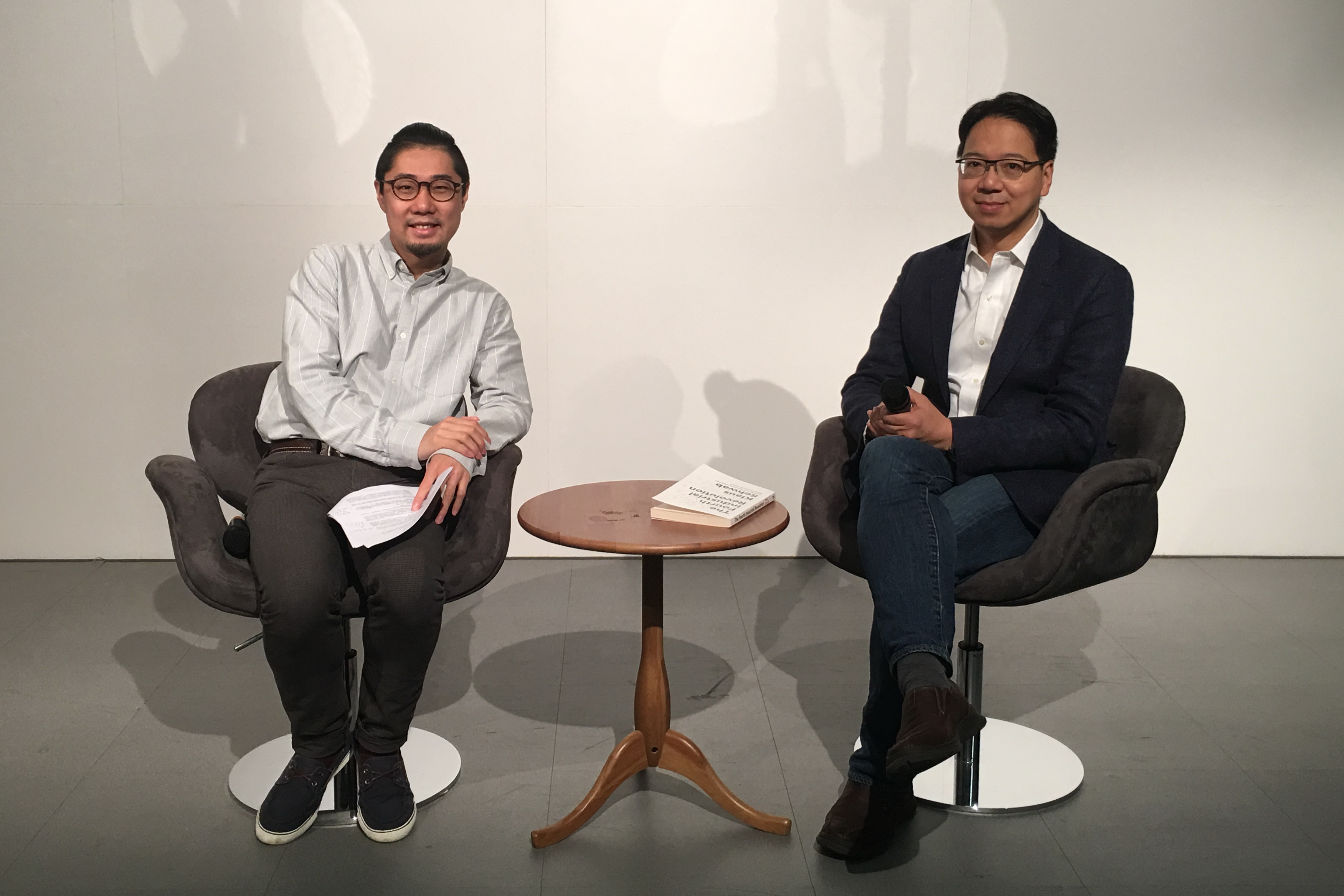 尹思哲（左）及莫乃光認為，香港應該做好國際化，捕捉工業4.0先機。