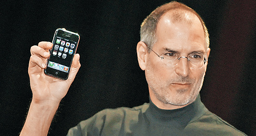 喬布斯憑着超凡創意和極致追求，於十年前今天推出iPhone，開創了一個全新的時代。（法新社資料圖片）