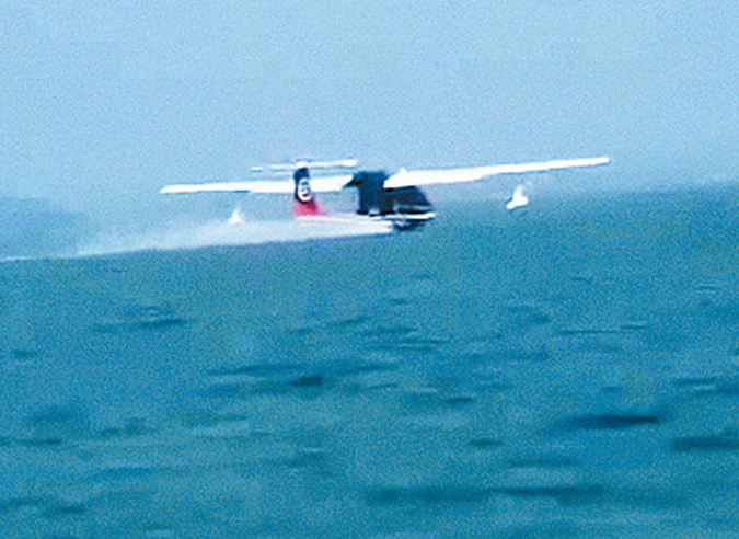 內地網民日前上載順豐水陸兩用無人機試飛的視頻。（網上圖片）